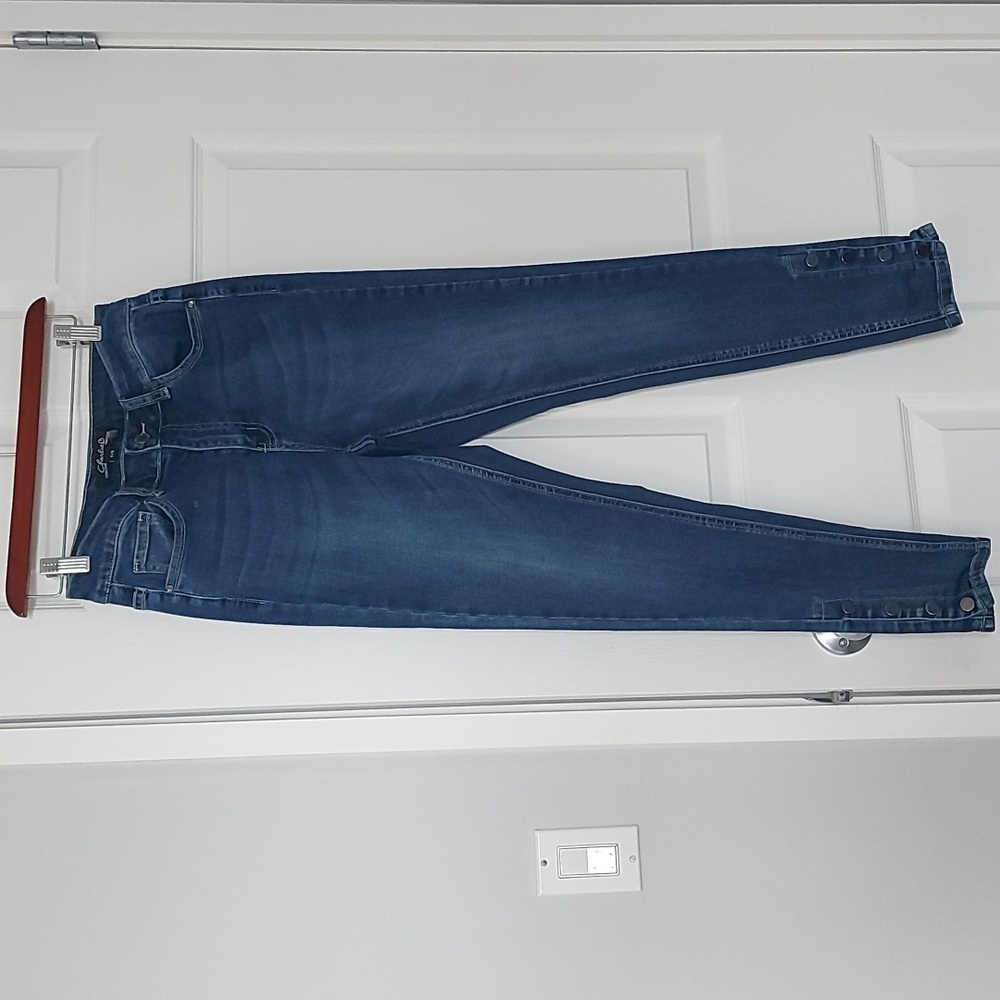 Charlie brand skinny jeans with 4 snaps at ankle